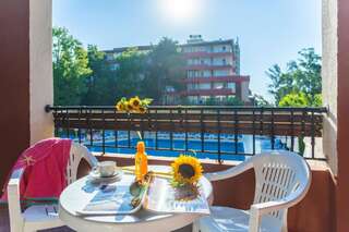 Отель Complex Zornica Residence Солнечный Берег Двухместный номер с 2 отдельными кроватями и видом на бассейн - Бесплатное посещение пляжа с пляжными удобствами-10